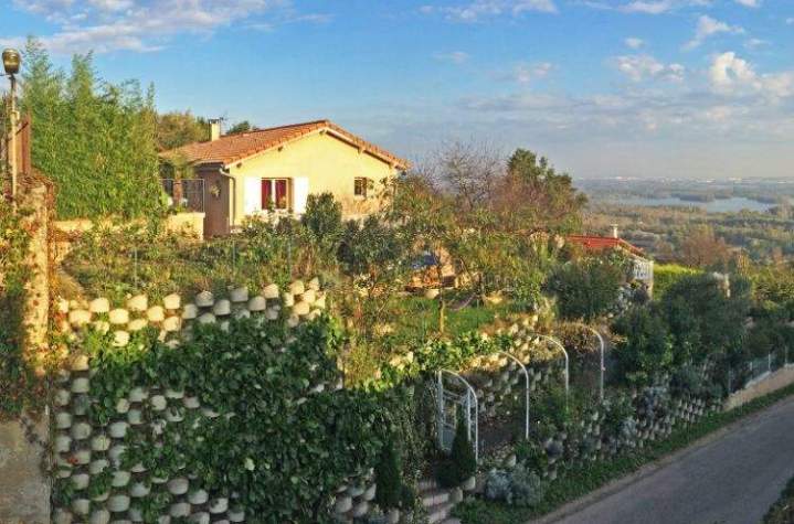 Green retaining walls internationally